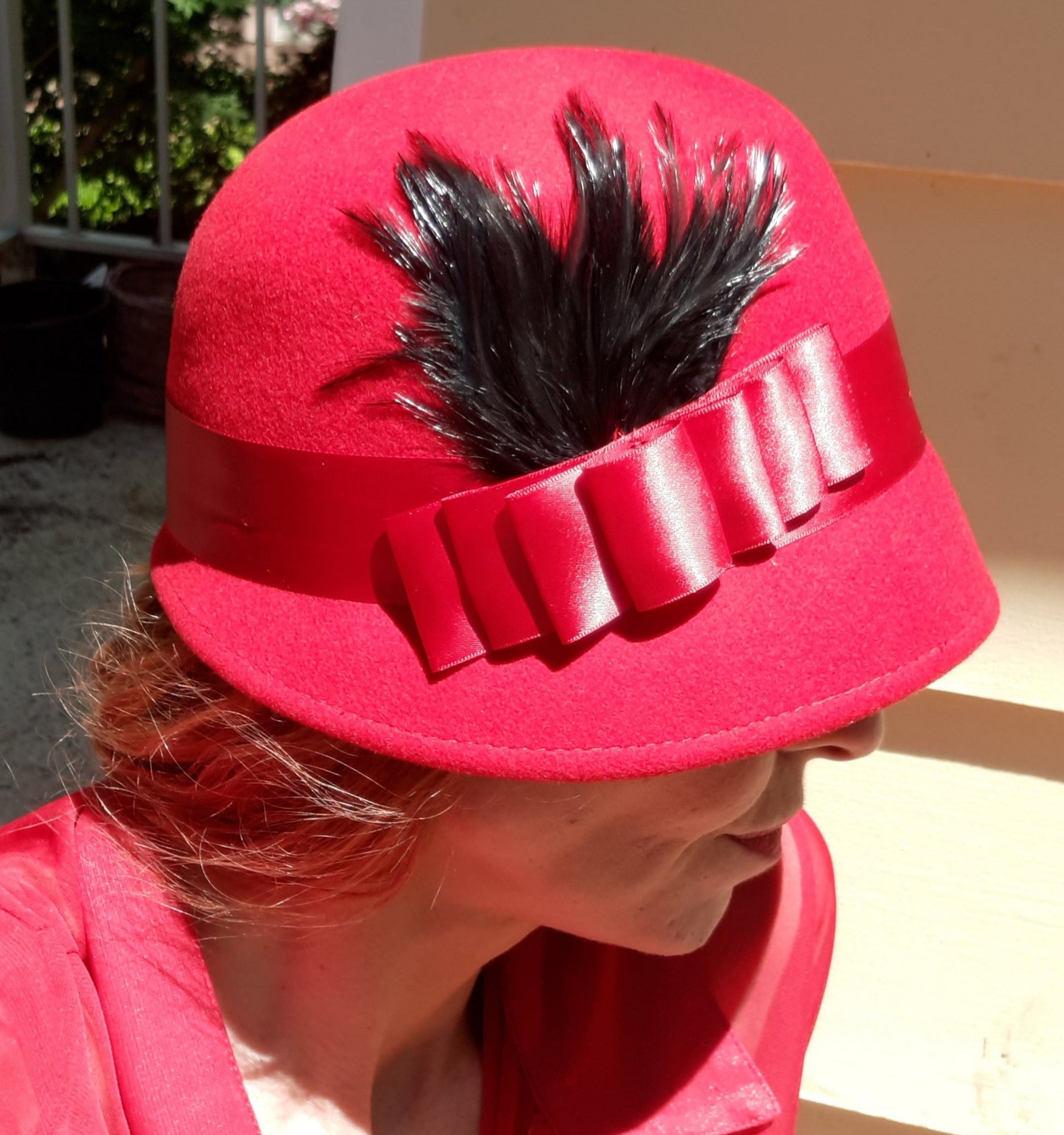 sur la tete cloche red/black, & x2 brooch option
