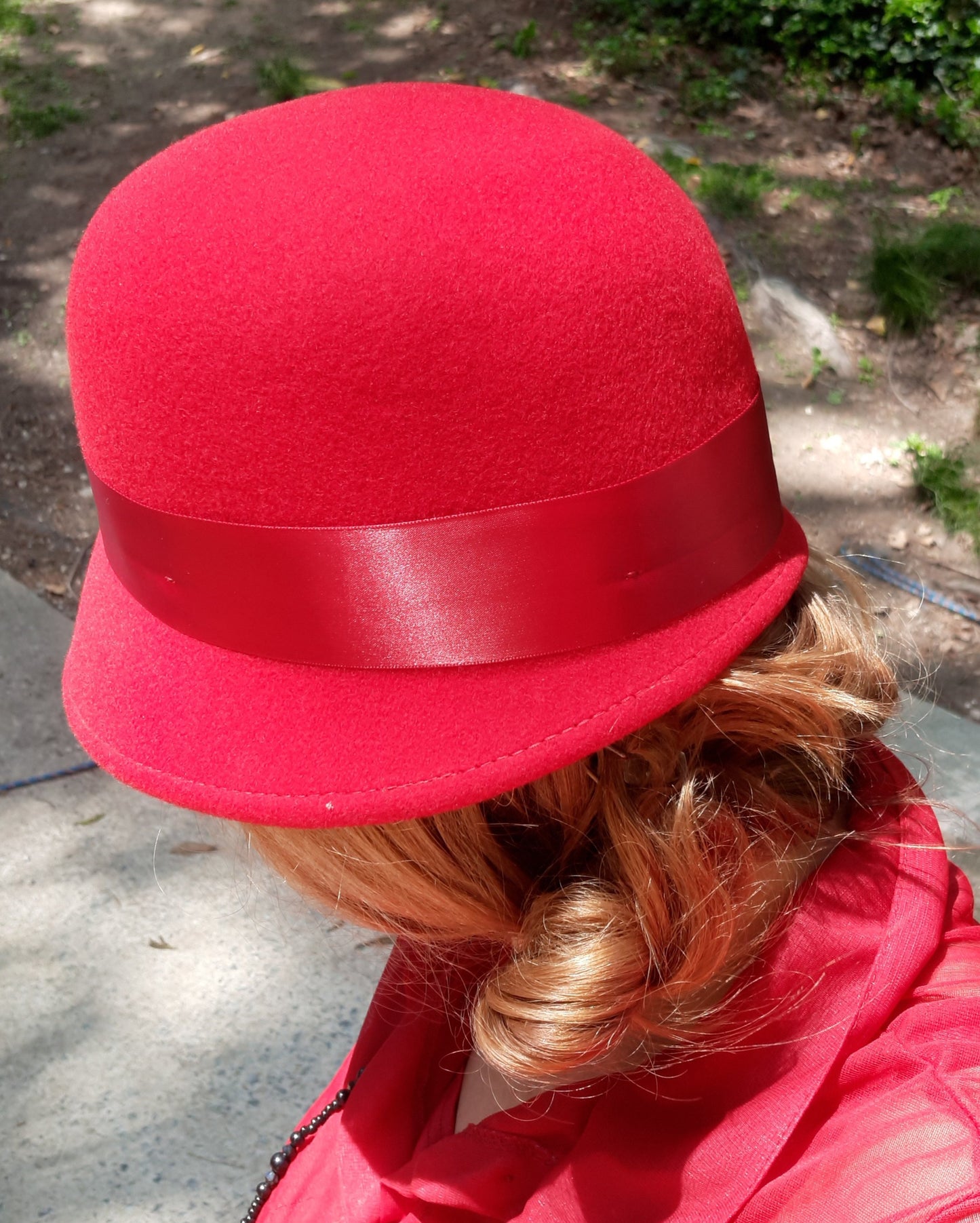 sur la tete cloche red/black, & x2 brooch option